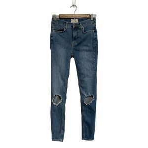 Free People High rise skinny Busted knee blue jeans Distressed Size 27 L